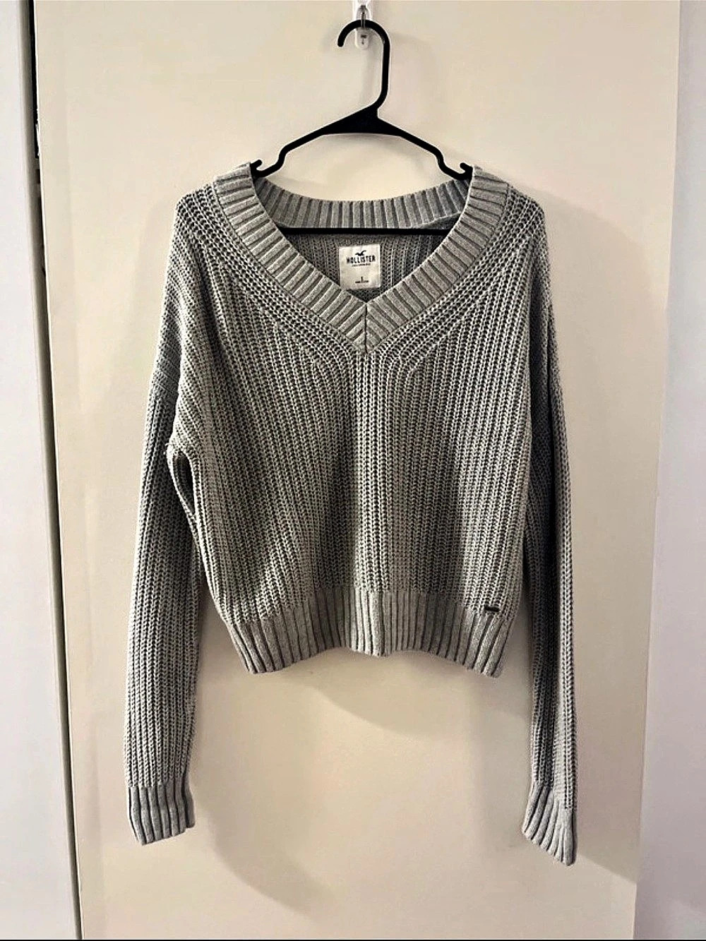 Hollister Gray V-Neck Sweater Small Like New